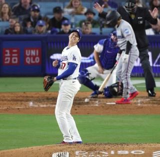 大谷、２失点で今季初黒星　岡本２点打、村上１安打