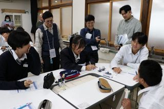タイ教員らが津山の小中学校訪問　理科教育の授業視察