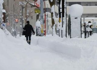 広い範囲で大雪続く、交通に影響　今季最強寒気、国道で立ち往生も