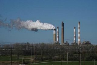 米政権、火力発電の排出規制撤廃　温暖化懸念も「経済成長と両立」