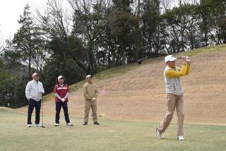 山陽新聞アマゴルフ Ａ組小山さん（備前）、Ｂ組竹原さん（岡山）優勝