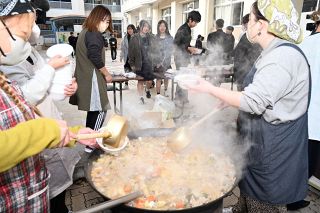 鍋食べて冬も元気に　住民、保護者美作中生に振る舞い