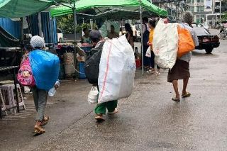 父徴兵「学校にも行けず」　廃品回収で生計、貧困続く　ミャンマー、中東情勢が影