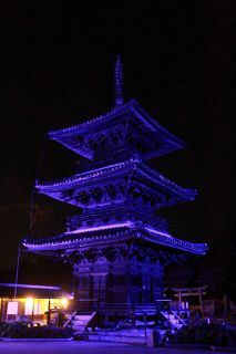瀬戸内 青い光で難民支援訴え　餘慶寺などブルーライトアップ