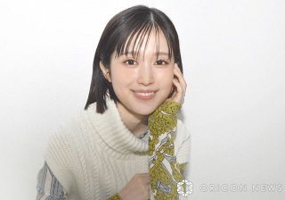 福本莉子、ミニ丈衣装でスラリと輝く美脚「太ももまぶしい」「鎖骨がきれい」