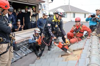 消防士有志のチーム 「ブリーチング」学ぶ　岡山市南区の民家で研修会
