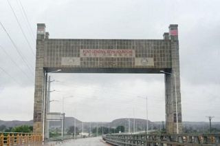 【世界の街から】たそがれの橋