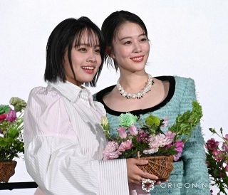 高畑充希＆清水美依紗、互いにひざまずき花束交換で“キュン”　映画『ウィキッド』舞台あいさつで華々しく