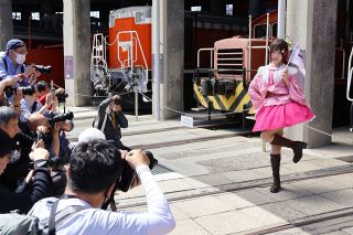 津山線観光列車でコスプレ撮影イベント　岡山県内外の４０人 キャラ衣装で楽しむ