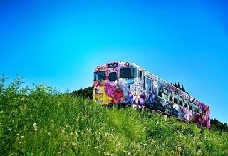 写真家蜷川さんらが手がけたラッピング列車　ＪＲ西が１０月から岡山で運行、地域の花々イメージ