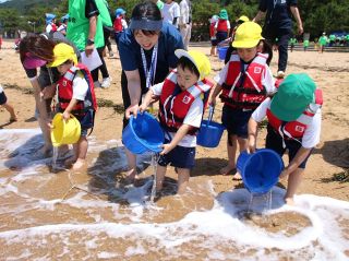 マコガレイの稚魚放流　玉野・渋川で釣振興会県支部と園児