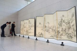 浦上春琴「春秋山水図屛風」の高精細複製品　岡山県立美術館に寄贈 ７月５日まで展示