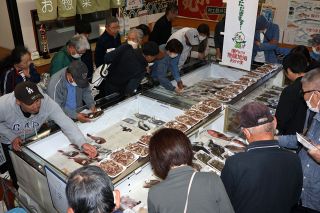 笠岡・瀬戸の市が２０年目　新鮮で安価な魚介類販売