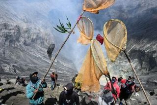 インドネシアの貧困層助ける火口の供え物　地元民族の祝祭、宗教超えた土着の習わし