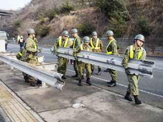 大規模災害想定 瀬戸中央道で訓練　本四高速と陸自 中央分離帯を開口