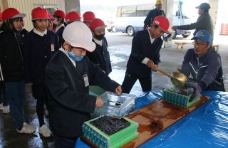 昔ながらのノリすき体験　玉野・胸上漁協で地元の２小児童