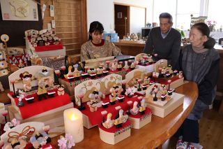 ぬくもり伝わるひなや五月人形　奈義・夢咲村で木工１００点