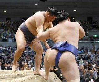 豊昇龍が横綱初白星、春場所　大の里連勝、琴桜も勝つ