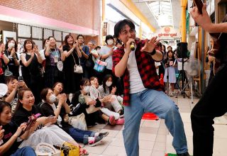 Ｂ’ｚ・稲葉さんの物まねライブ　１８日、津山・元魚町商店街
