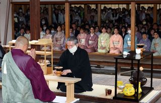 茶祖に思いはせ至福の一服　岡山・後楽園で栄西茶会