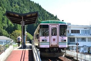 橋から見下ろす渓谷美 樽見鉄道にエール