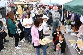 カモメ朝市（岡山市南区）最後の開催　家族連れら憩いのひととき過ごす