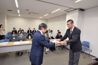 高校生３組に採択通知書　高梁の学園都市文化づくり協