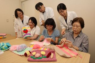 認知症ケアの編み物「マフ」広めよう 　岡山のＮＰＯが１０月３日、川崎医大センターで製作体験会
