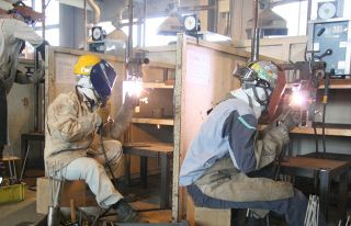 溶接技術の岡山県大会　倉敷で３５人競う