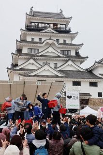 福山城天守閣バックに豆まき　家族連れらが一年の幸せ願う