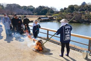 後楽園で松のこも焼き　春の訪れ告げる風物詩