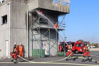 岡山市消防局 市内５署と合同訓練　民家火災想定 手順を確認