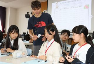 ブルガリアの子どもと交流深める　後楽館中、授業や名刺作り