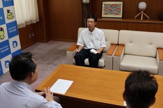 全国中学相撲活躍誓う　矢掛・坪井さん、町役場で激励会