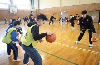 トライフープ選手とバスケで交流　岡山・牧石小５年生