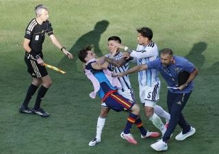 パレデスら出場停止と罰金　Ｗ杯決勝後の乱闘で制裁