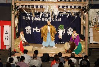 ７演目勇壮に 軽妙なかけ合いも　井原・中世夢が原大神楽