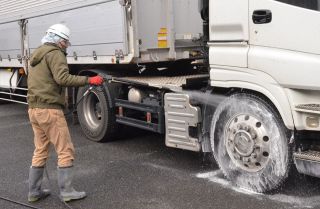 養鶏場周辺３カ所で消毒 津山・鳥インフル　風評被害防止へ情報発信 