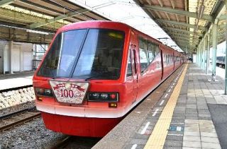 海岸を走る豪華普通列車