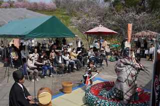 ワインやステージ楽しむ 倉敷　ふなおワイナリーでさくらまつり