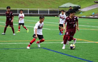 ラモスさん招きサッカー大会、津山　レジェンド前に児童ら白熱プレー