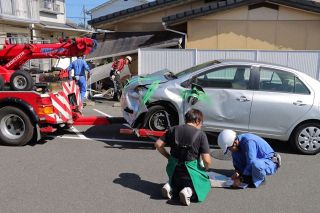 店舗に車が衝突後、民家軒先に突っ込む　運転の９０代男性がけが