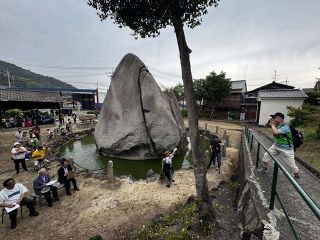 玉野市・霊岩前で大声大会　それぞれの思いシャウト
