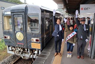 デニムトレイン出発進行！ 装飾で地場産業ＰＲ　井原鉄道 総社、福山間を１日２往復