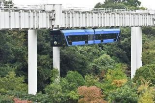 ぶら下がって３７年、千葉モノレールは健在