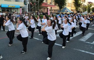 にぎやかに踊りやパフォーマンス　笠岡で恒例の「よっちゃれの夜」