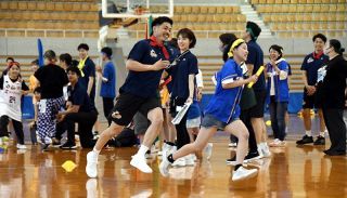 玉入れやリレー 大盛り上がり　トライフープ岡山のファン感謝祭