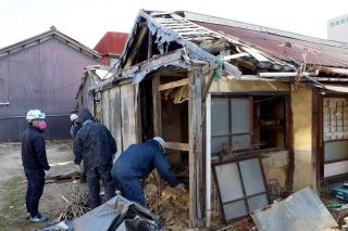 倒壊の恐れ 空き家撤去始まる　笠岡の木造２棟、市が行政代執行