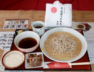 牛肉の煮こごり冷凍とろろそば　「蕎麦・甘味処　あかりあん」販売