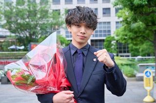 宮世琉弥、“恩師”から花束＆ハグ　サイコパス役を撮了…『いつか、ヒーロー』【コメントあり】